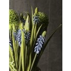 Fürtös gyöngyike virágkompozíció fém váza