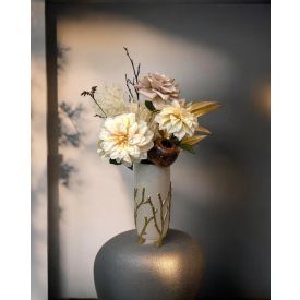 Krém  virágkompozíció arany váza