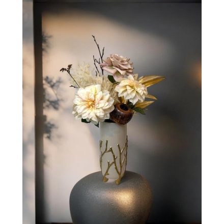 Krém  virágkompozíció arany váza