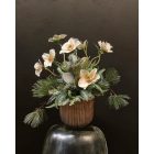 Krém helleborus virágkompozíció arany zsinóros kaspó