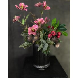 Helleborus kompozíció fekete váza
