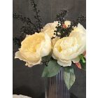 Krém peonia virágkompozíció lila üveg váza