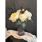 Krém peonia virágkompozíció lila üveg váza