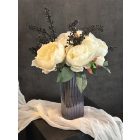 Krém peonia virágkompozíció lila üveg váza