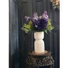 Lila orgona virágkompozíció fehér váza