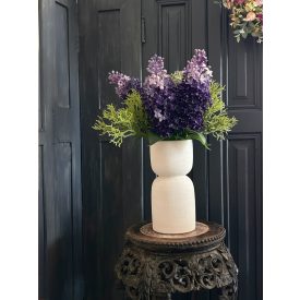 Lila orgona virágkompozíció fehér váza