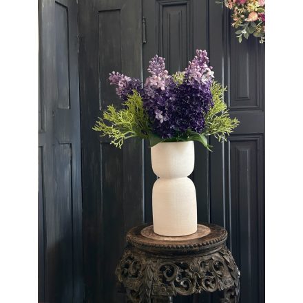 Lila orgona virágkompozíció fehér váza