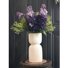 Lila orgona virágkompozíció fehér váza