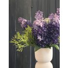 Lila orgona virágkompozíció fehér váza