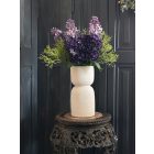 Lila orgona virágkompozíció fehér váza