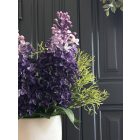 Lila orgona virágkompozíció fehér váza