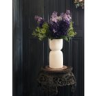 Lila orgona virágkompozíció fehér váza