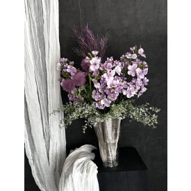 Lila hortenzia virágkompozíció ezüst váza