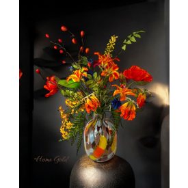 Gloriosa virágkompozíció  üveg váza