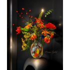 Gloriosa virágkompozíció  üveg váza