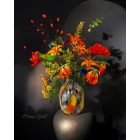 Gloriosa virágkompozíció  üveg váza