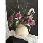 Lila dália  virágkompozíció krém kancsó váza