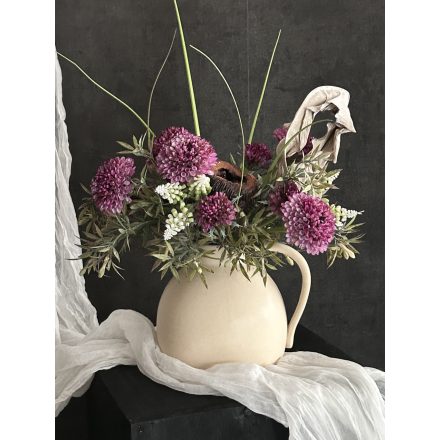 Lila dália  virágkompozíció krém kancsó váza