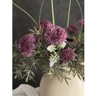 Lila dália  virágkompozíció krém kancsó váza