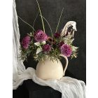 Lila dália  virágkompozíció krém kancsó váza