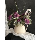 Lila dália  virágkompozíció krém kancsó váza