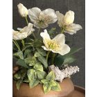 Fehér hunyor virágkompozíció madárkás bronz tál