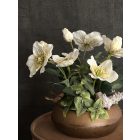 Fehér hunyor virágkompozíció madárkás bronz tál