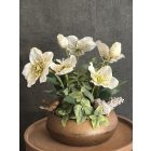 Fehér hunyor virágkompozíció madárkás bronz tál