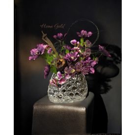 Lila helleborus virágkompozíció ezüst váza