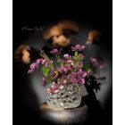 Lila helleborus virágkompozíció ezüst váza