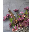 Lila helleborus virágkompozíció ezüst váza