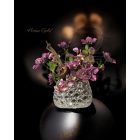 Lila helleborus virágkompozíció ezüst váza