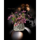 Lila helleborus virágkompozíció ezüst váza