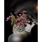 Lila helleborus virágkompozíció ezüst váza