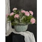 Rózsaszín boglárkák virágkompozíció türkiz váza