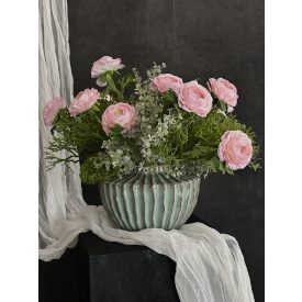 Rózsaszín boglárkák virágkompozíció türkiz váza