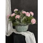 Rózsaszín boglárkák virágkompozíció türkiz váza