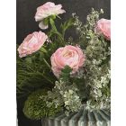 Rózsaszín boglárkák virágkompozíció türkiz váza