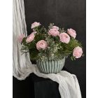 Rózsaszín boglárkák virágkompozíció türkiz váza