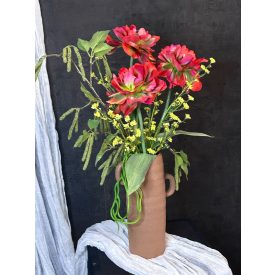 Tulipán  virágkompozíció barna váza