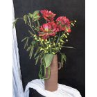 Tulipán  virágkompozíció barna váza