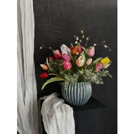 Tulipánok  virágkompozíció zsinóros kaspó