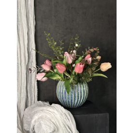 Tulipánok  virágkompozíció zsinóros kaspó