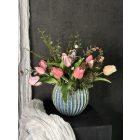 Tulipánok  virágkompozíció zsinóros kaspó