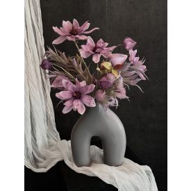 Lila magnólia  virágkompozíció szürke váza