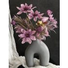 Lila magnólia  virágkompozíció szürke váza