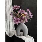 Lila magnólia  virágkompozíció szürke váza