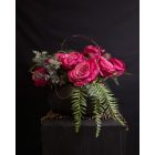 Hatalmas rózsák virágkompozíció fekete tál