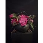 Hatalmas rózsák virágkompozíció fekete tál