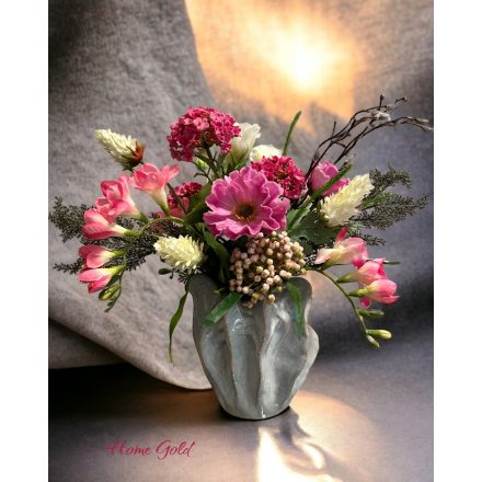 Magenta virágok vázában